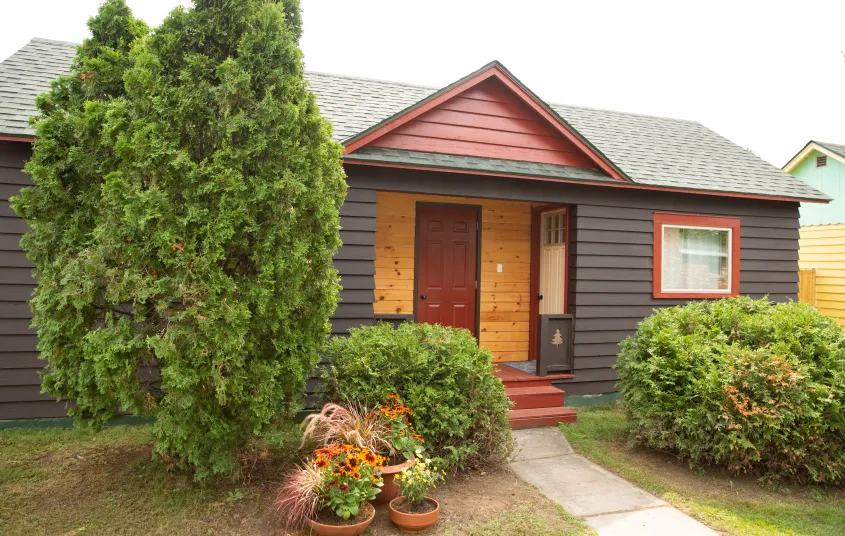 Front entry to the motel with lush landscaping surrounding.