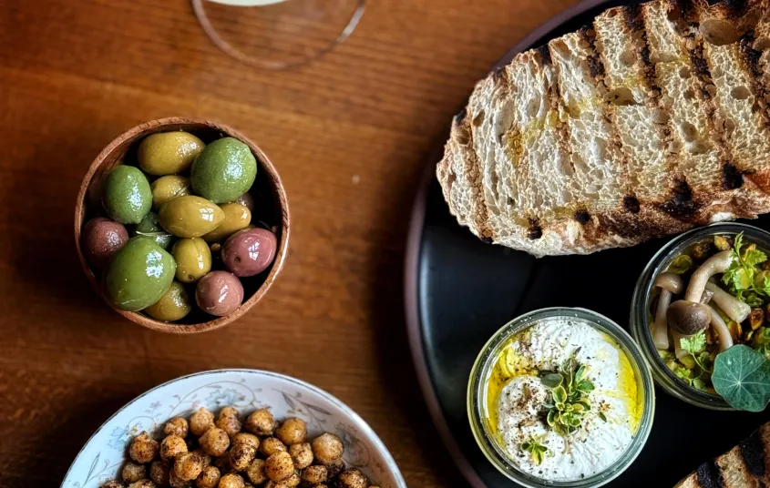 Toasted bread with seasoned mushrooms with nasturtium