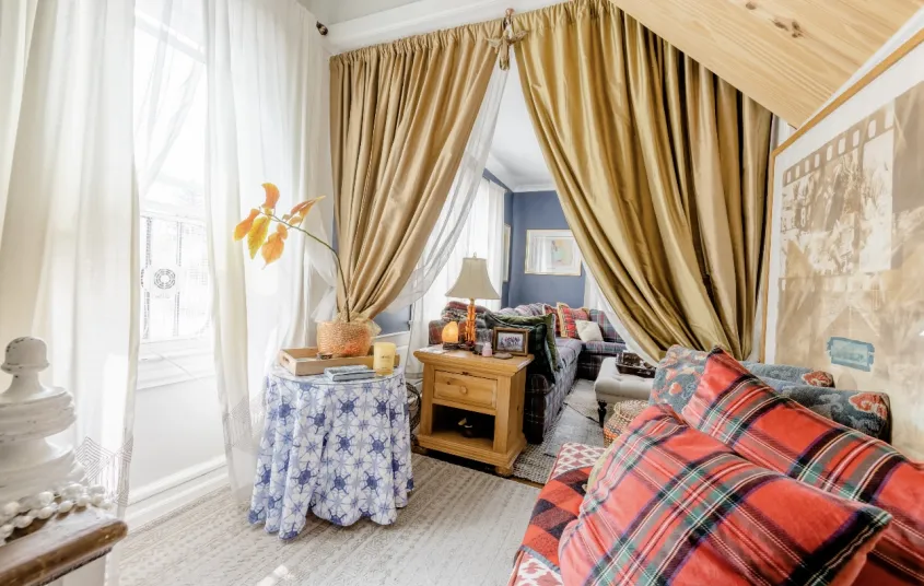 lush sitting area on the way to the blue living room