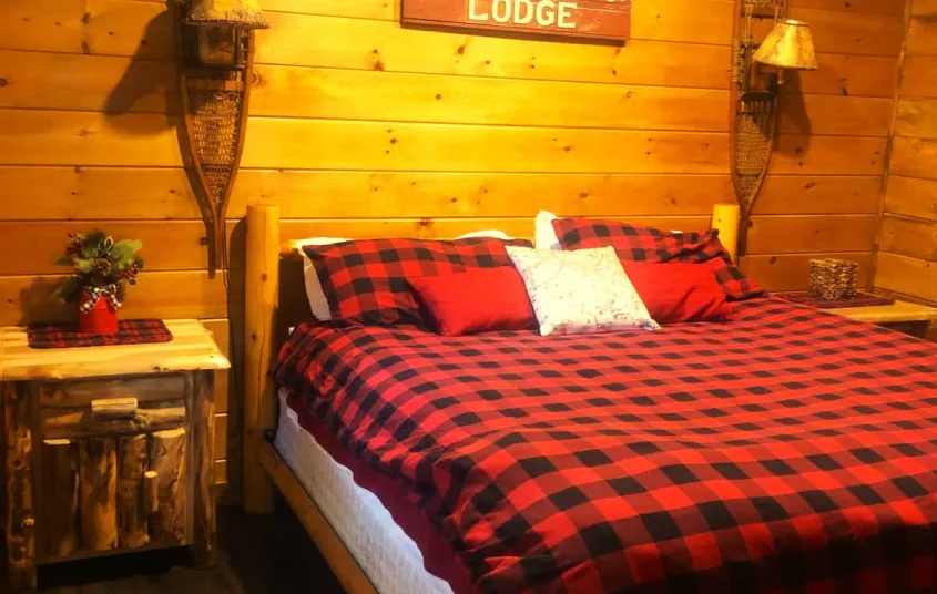 The wooded outdoor space at Rockledge Cabins & Retreats 