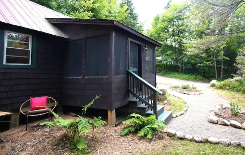 Open living space with dining area and kitchenette at Rockledge Cabins & Retreats 
