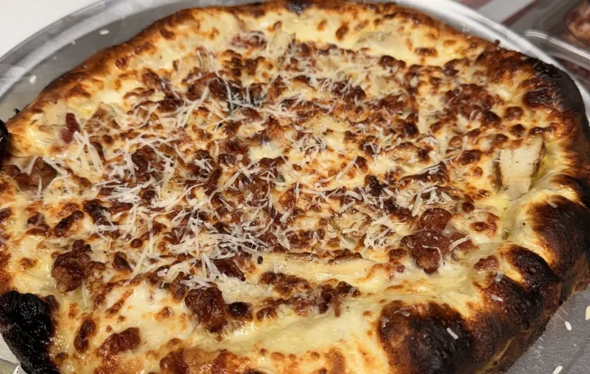Bacon alfredo pizza