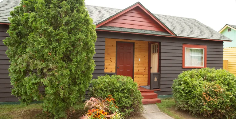 Front entry to the motel with lush landscaping surrounding.