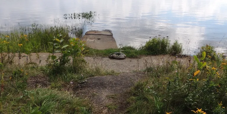 Launch from the shore of Horseshoe Lake.