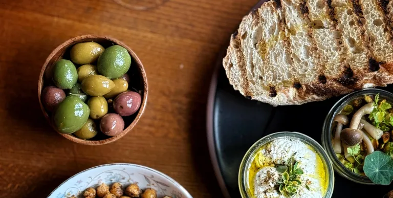 Toasted bread with seasoned mushrooms with nasturtium