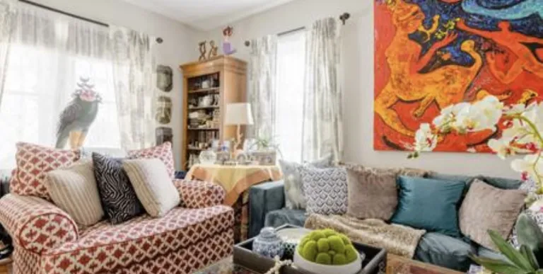 A sitting room with large couch