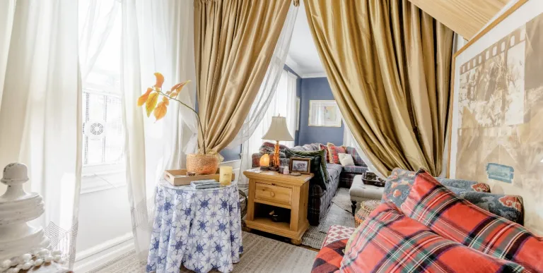 lush sitting area on the way to the blue living room