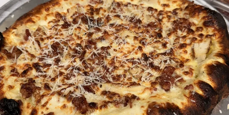 Bacon alfredo pizza